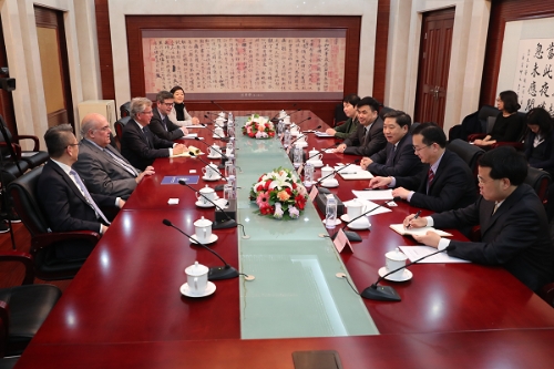 圖為司法部副部長(zhǎng)熊選國(guó)在京同國(guó)際律師協(xié)會(huì)會(huì)長(zhǎng)荷拉希奧·博納蒂斯·乃圖舉行會(huì)談  李光印 攝.jpg