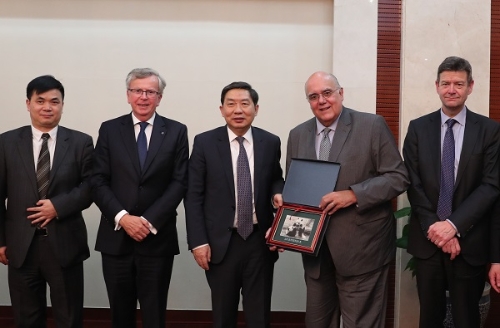 圖為雙方互相贈(zèng)送紀(jì)念品。李光印 攝.jpg