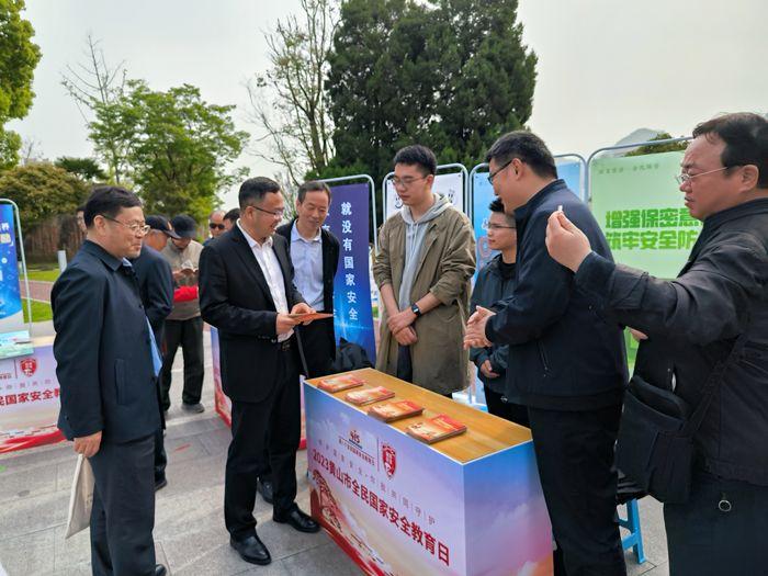 與會(huì)領(lǐng)導(dǎo)參觀全民國家安全教育日展臺(tái)。葉晨攝.jpg