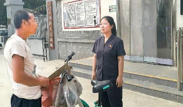 法庭門(mén)口來(lái)了位拾荒老人……