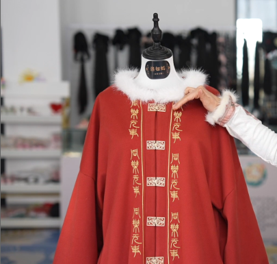 新春走基層 | 香味漢服、AI設(shè)計(jì)……漢服里的“黑科技”