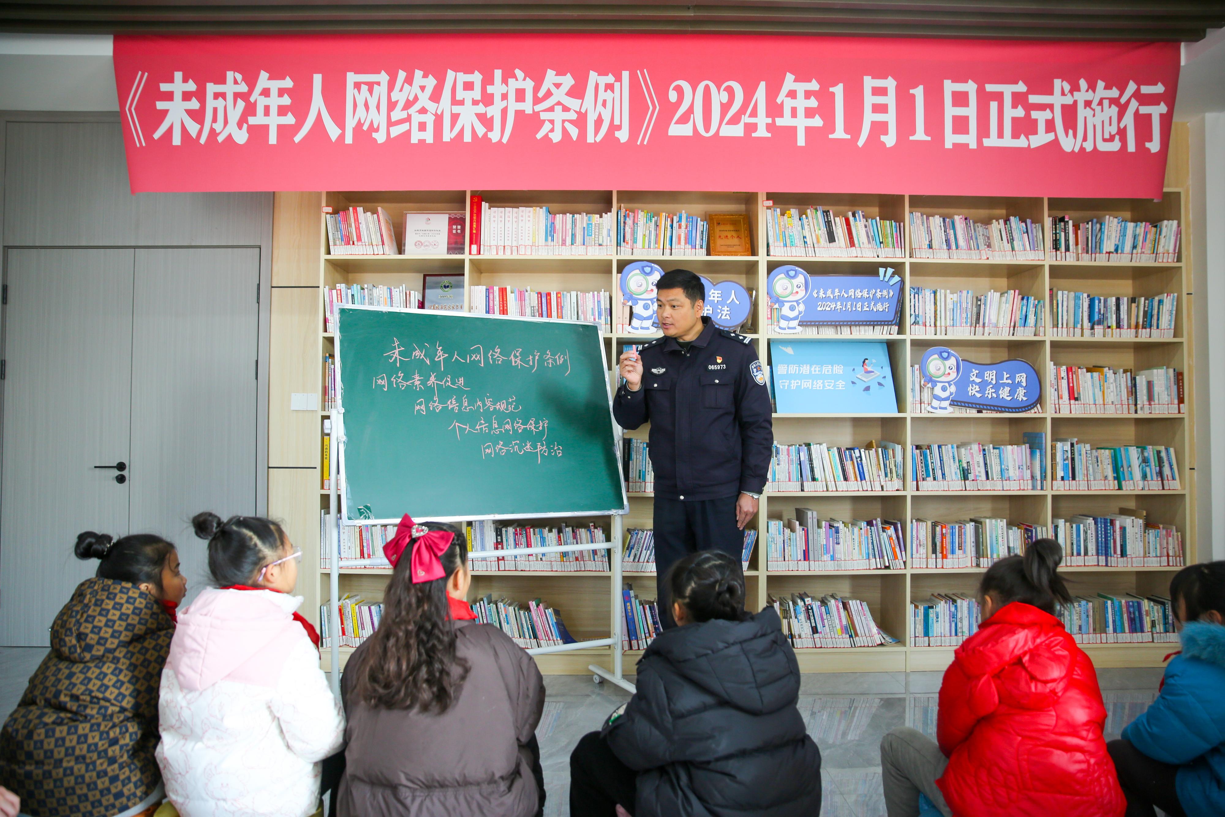 2024年1月1日，在江蘇南通如皋市城南街道新華社區(qū)農(nóng)家書屋內(nèi)，網(wǎng)絡(luò)普法志愿者向?qū)W生講解《未成年網(wǎng)絡(luò)安全保護(hù)條例》相關(guān)內(nèi)容。.jpg