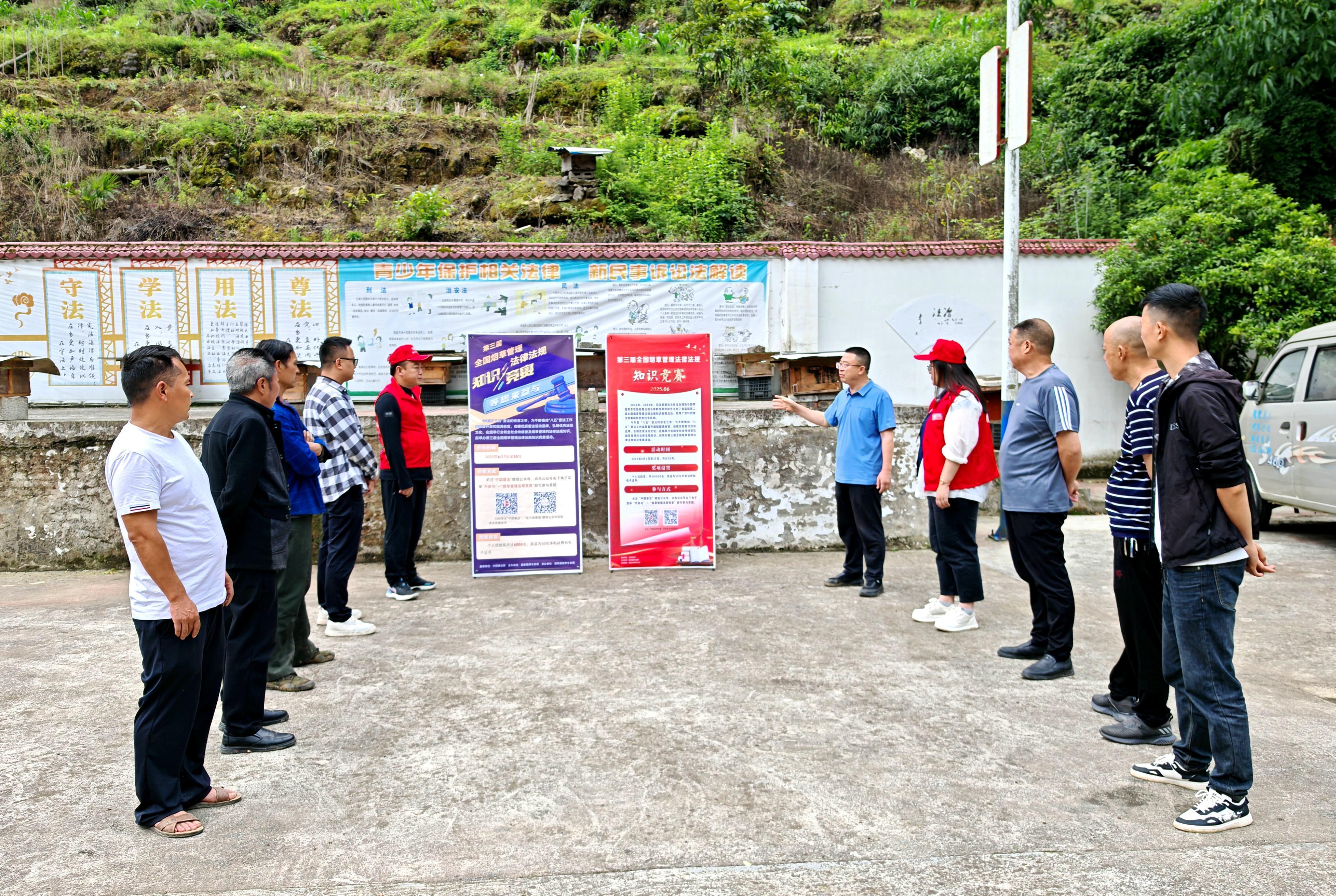到鄉(xiāng)村開展普法宣講，發(fā)動社會公眾參與競賽答題.jpg